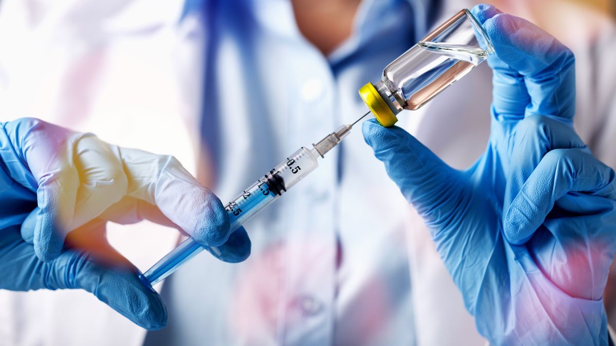 Lékaři: Stát s masivní osvětou zaspal, hoaxů o vakcíně na covid-19 přibývá